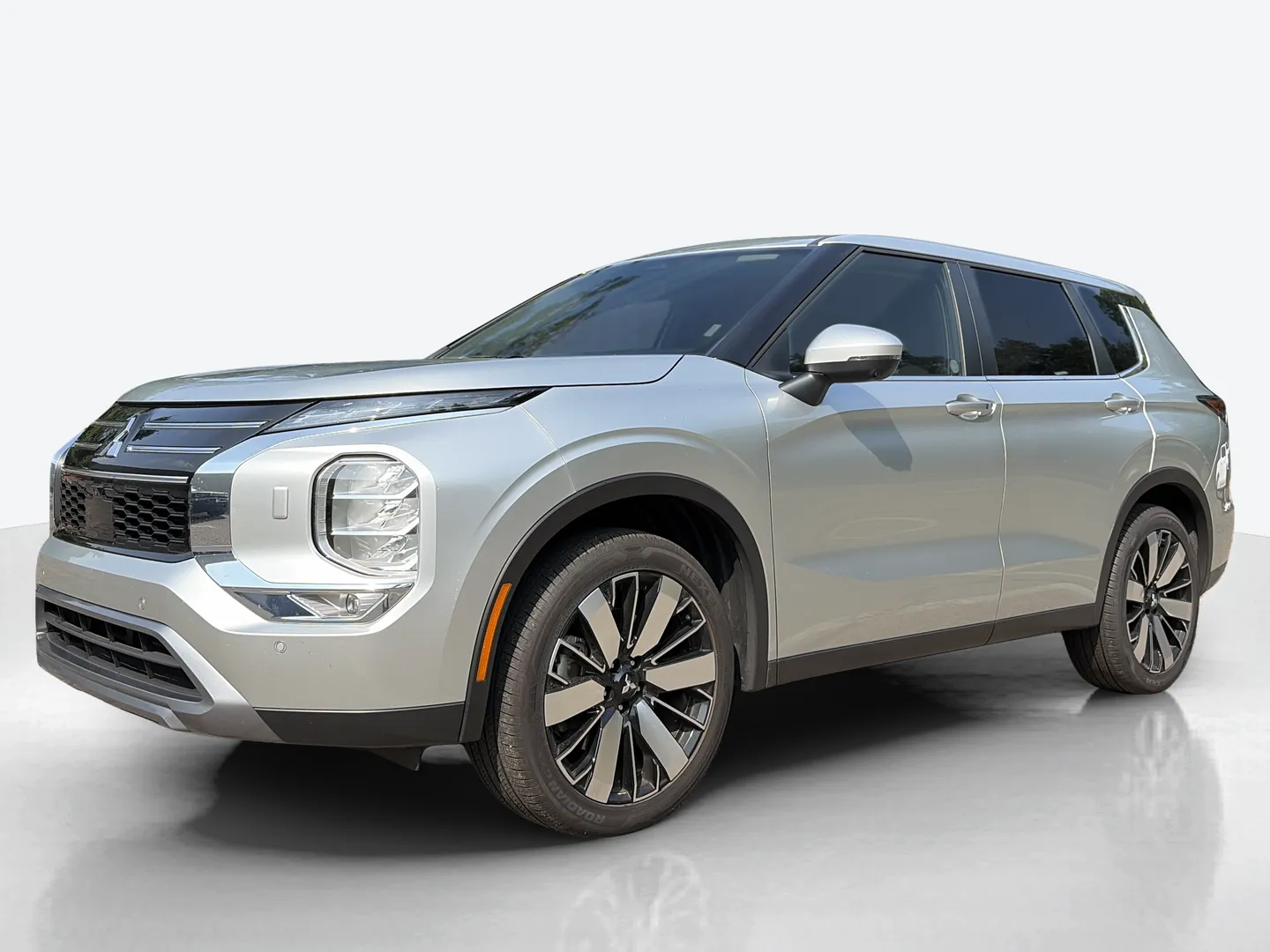 2025 Mitsubishi Outlander — image 1 of 8