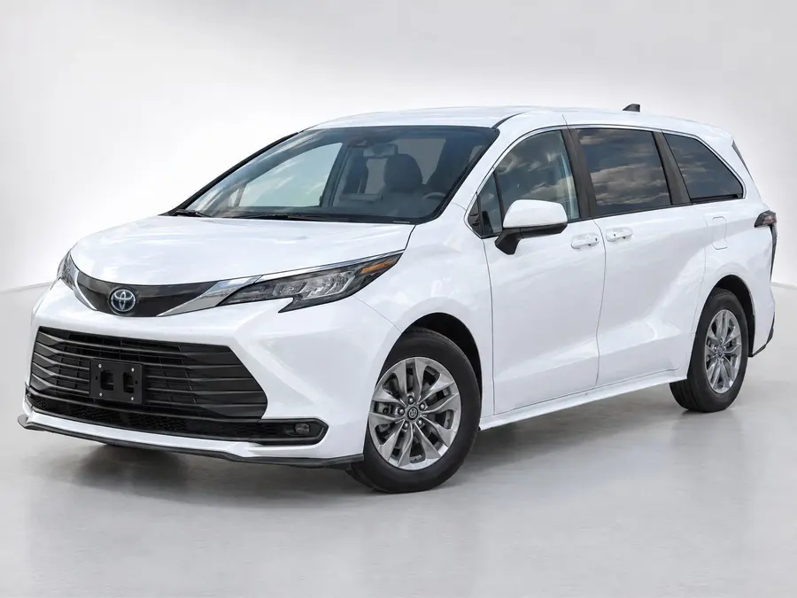 2025 Toyota Sienna — image 1 of 9